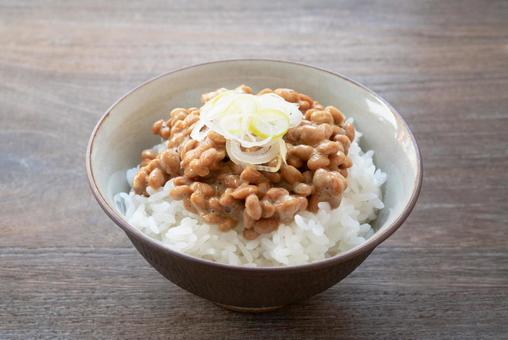 納豆とご飯の伝統的な朝食